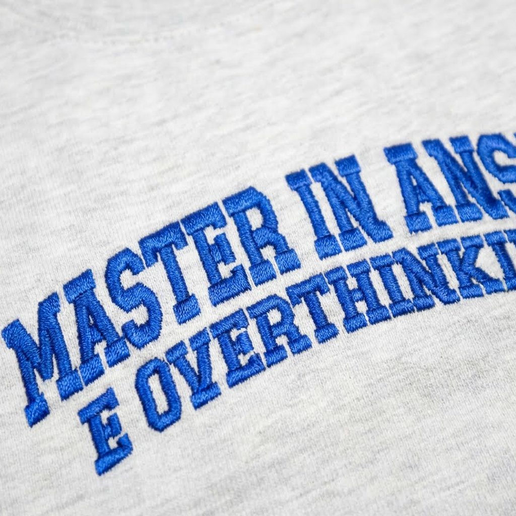 Felpa grigia “Master in Ansia e Overthinking”